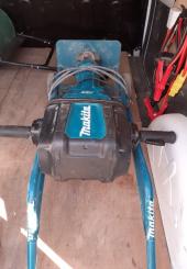 Brise-roche électrique MAKITA HM1812 avec charriot et trois piques