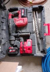 Marteau-piqueur sur batterie de marque MILWAUKEE - avec sa mallette 