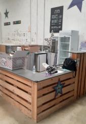 Comptoir d'angle et tabourets