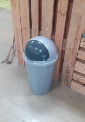 2 poubelles