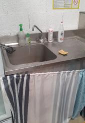 Evier inox à un bac et robinet