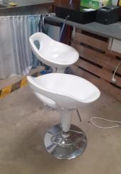 Comptoir d'angle et tabourets