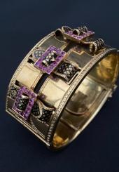 Bracelet manchette en or jaune 18k à décor ajouré de trois boucles émaillées