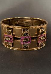 Bracelet manchette en or jaune 18k à décor ajouré de trois boucles émaillées