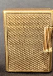 DUPONT Paris - Briquet en métal doré guilloché - signé (petites usures) 