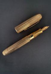 Stylo-plume en or jaune 18k et métal (gravé Eric 30 ans) - Poids brut : 53 g 