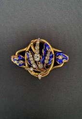 Broche en or jaune 18k ajourée à motifs floraux émaillés bleus