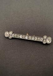 Broche ligne deux ors ornée de 17 petits diamants taille ancienne en serti clos