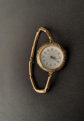 Montre-bracelet de dame en or jaune 18k à maillon articulé cadran émaillé blanc